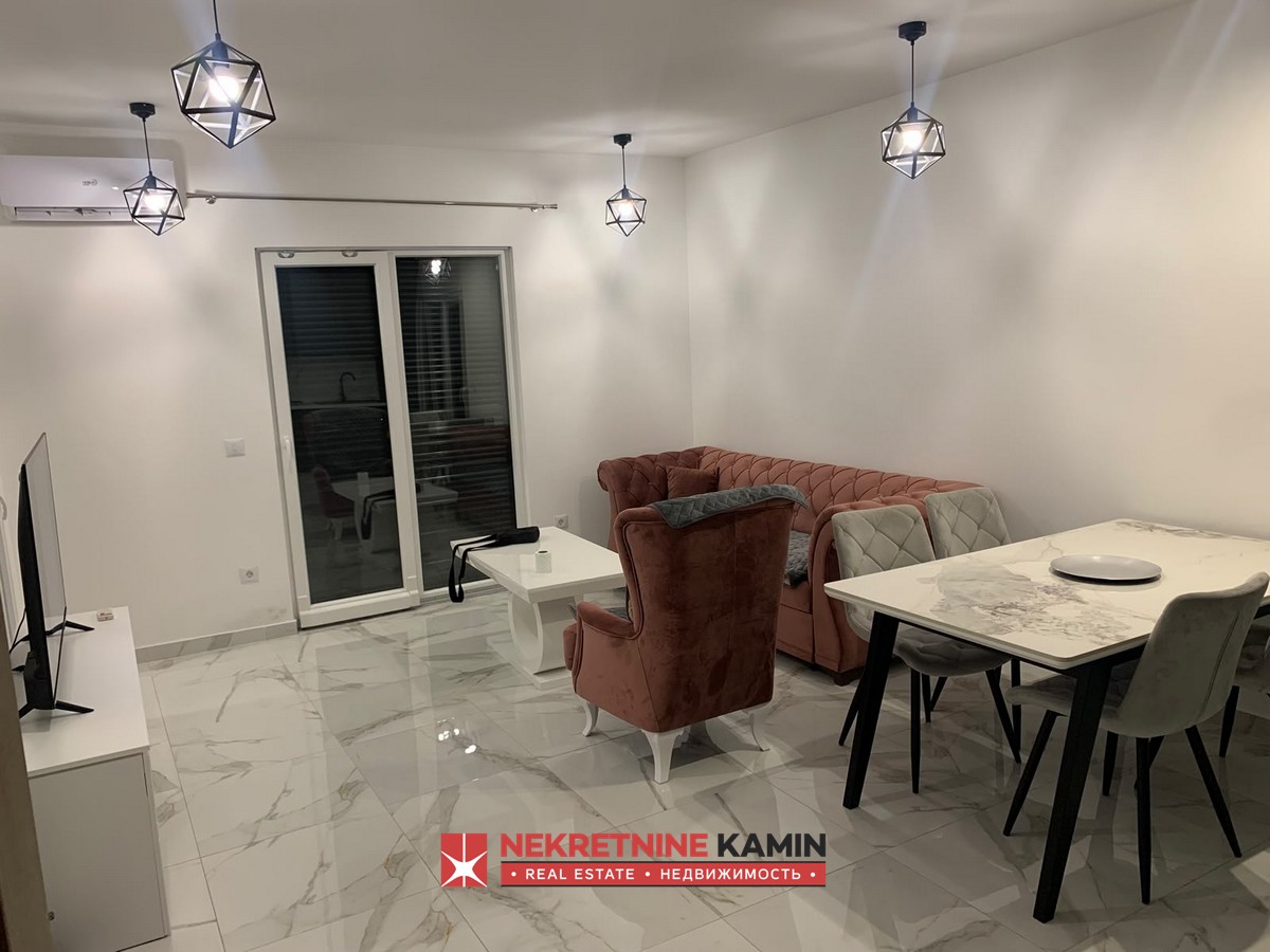 Izdaje se dvosoban stan 70m2 na Radanovićima u blizini stadiona, Kotor